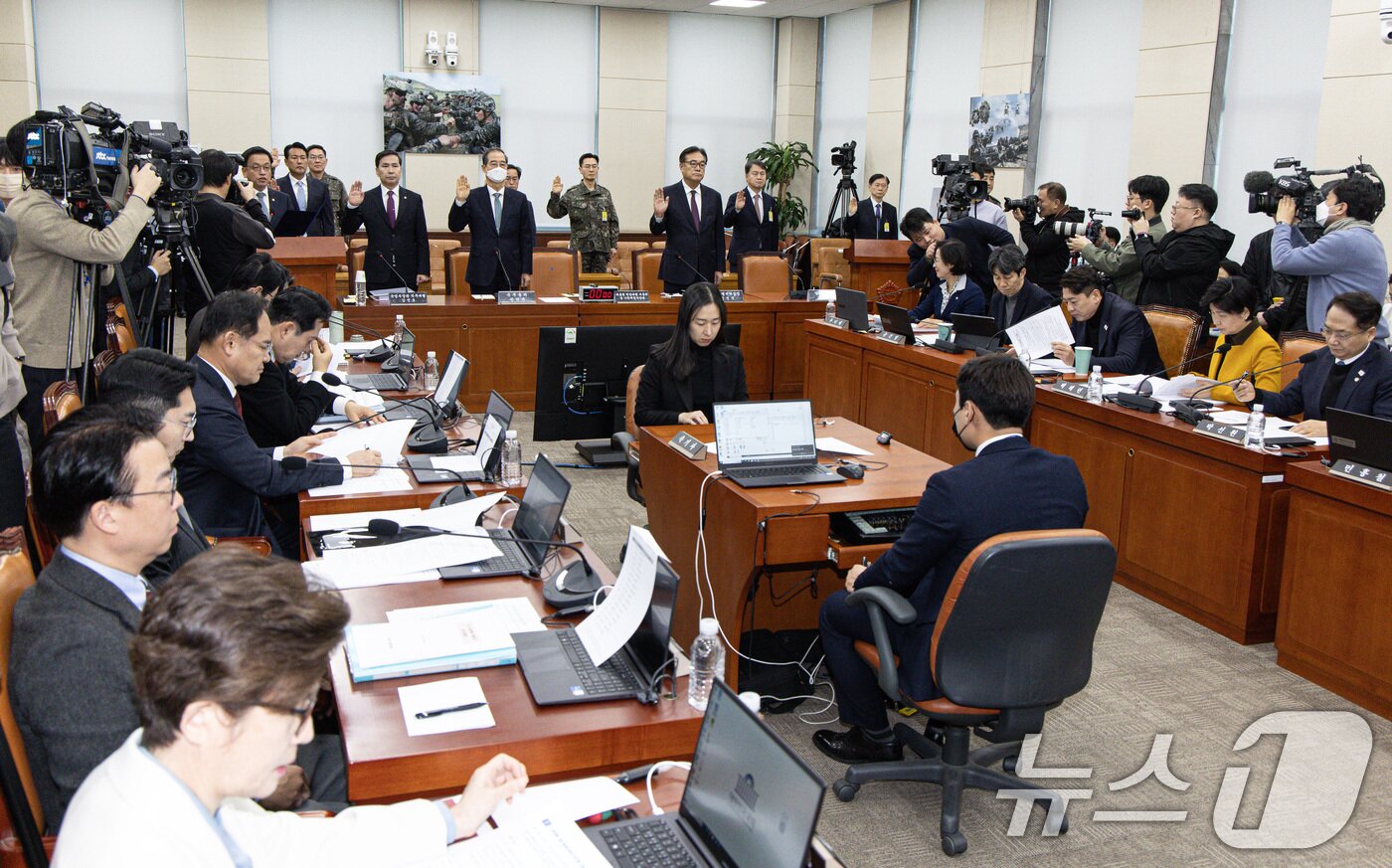 본문 이미지 - 최상목 대통령 권한대행 부총리 겸 기획재정부 장관이 6일 오전 서울 여의도 국회에서 열린 윤석열 정부의 비상계엄 선포를 통한 내란 혐의 진상규명 국정조사특별위원회 제3차 청문회에서 증인선서를 하고 있다. 2025.2.6/뉴스1 ⓒ News1 이재명 기자
