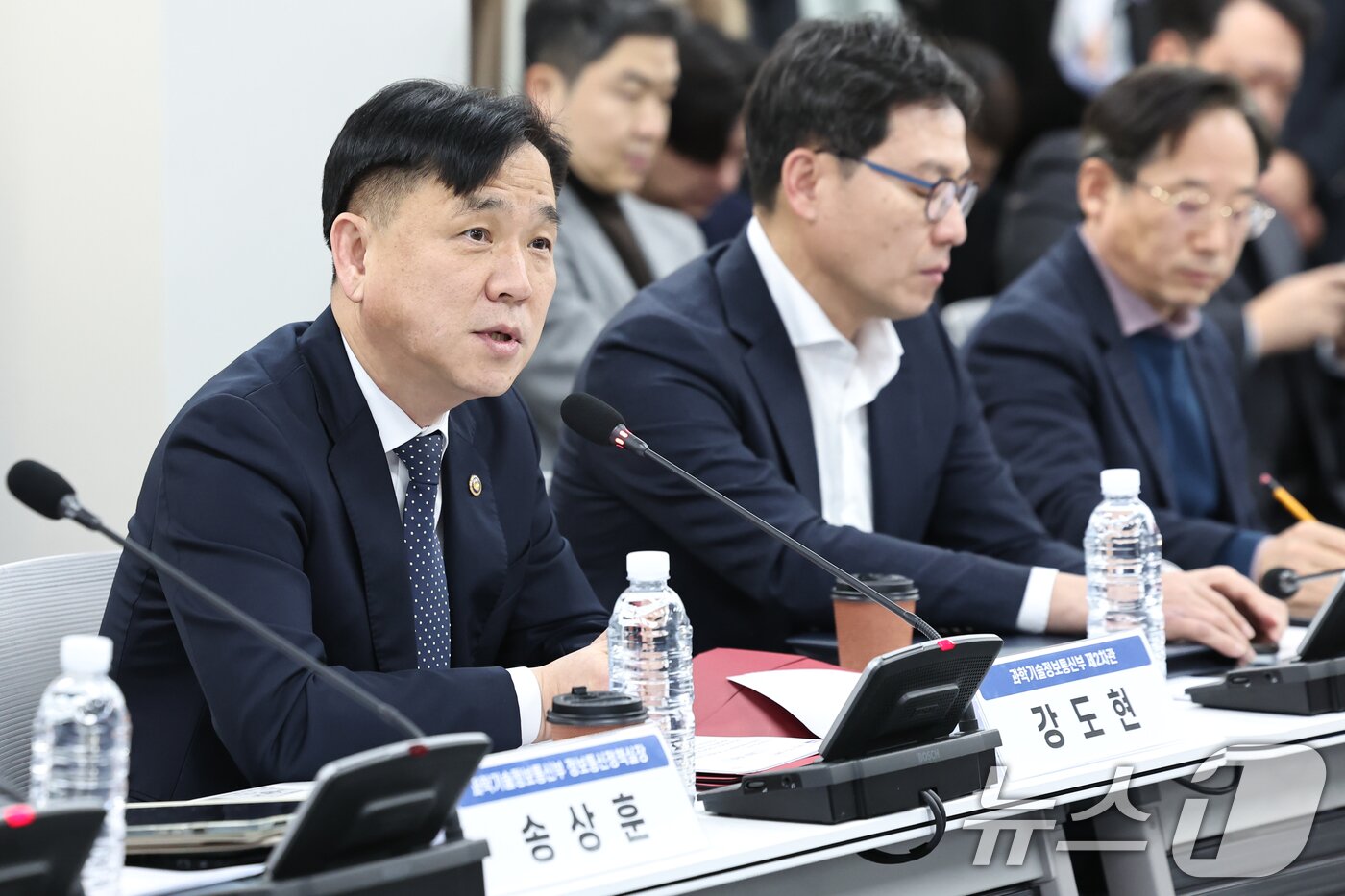 본문 이미지 - 강도현 과학기술정보통신부 2차관이 6일 오전 서울 중구 국가인공지능위원회에서 열린 &#39;국내 AI 산업 경쟁력 진단 및 점검 회의&#39;에서 모두발언을 하고 있다. 이번 간담회는 딥시크가 인공지능 투자비용 격차를 기술혁신으로 극복했다는 평가를 받는 상황에서, 국내 인공지능 기업들과의 의견수렴을 통해 인공지능 혁신생태계를 구축하기 위해 마련됐다. 2025.2.6/뉴스1 ⓒ News1 민경석 기자