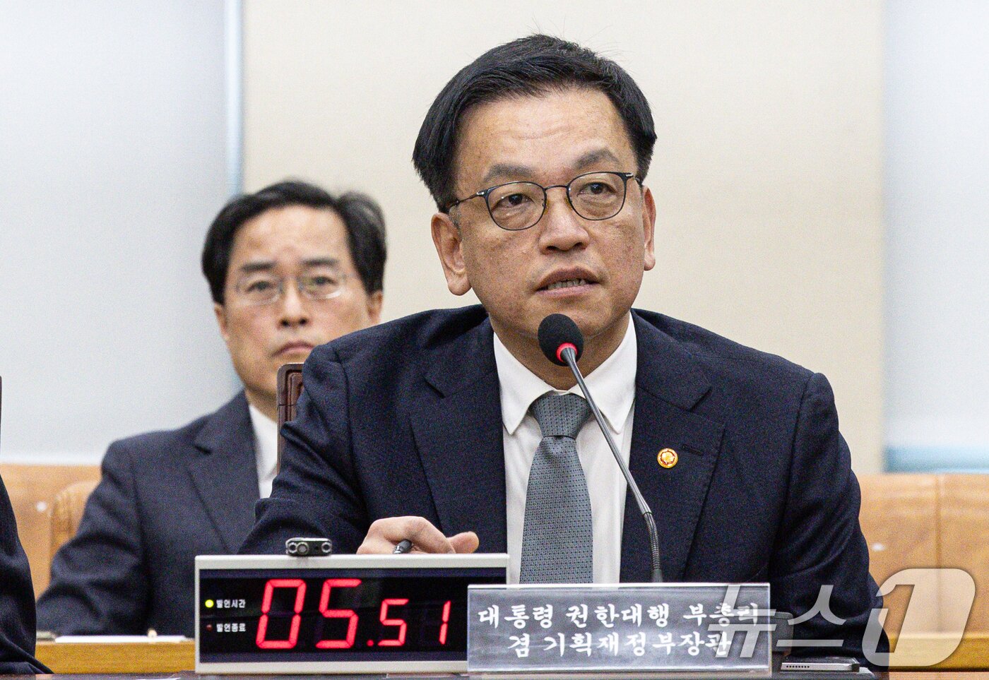 본문 이미지 - 최상목 대통령 권한대행 부총리 겸 기획재정부 장관이 6일 오전 서울 여의도 국회에서 열린 윤석열 정부의 비상계엄 선포를 통한 내란 혐의 진상규명 국정조사특별위원회 제3차 청문회에서 의원 질의에 답변하고 있다. 2025.2.6/뉴스1 ⓒ News1 이재명 기자