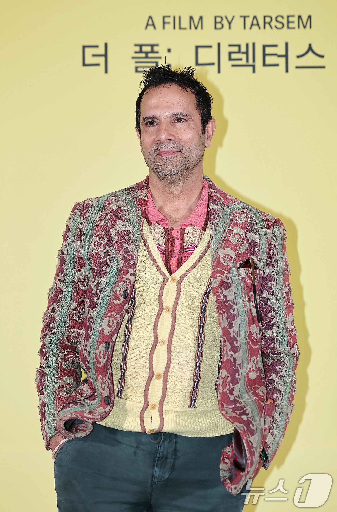 본문 이미지 - 타셈 싱 감독이 6일 서울 용산구 CGV 용산아이파크몰에서 열린 영화 &#39;더 폴: 디렉터스 컷&#39; 기자간담회에서 포즈를 취하고 있다. 18년 만에 4K 리마스터링 작업을 거쳐 재개봉한 &#39;더 폴: 디렉터스 컷&#39;은 스턴트맨 로이&#40;리 페이스&#41;가 호기심 많은 어린 소녀 알렉산드리아에게 들려주는 모험담을 그린 영화로 관객 9만 명을 돌파하며 흥행몰이 중이다. 2025.2.6/뉴스1 ⓒ News1 김진환 기자