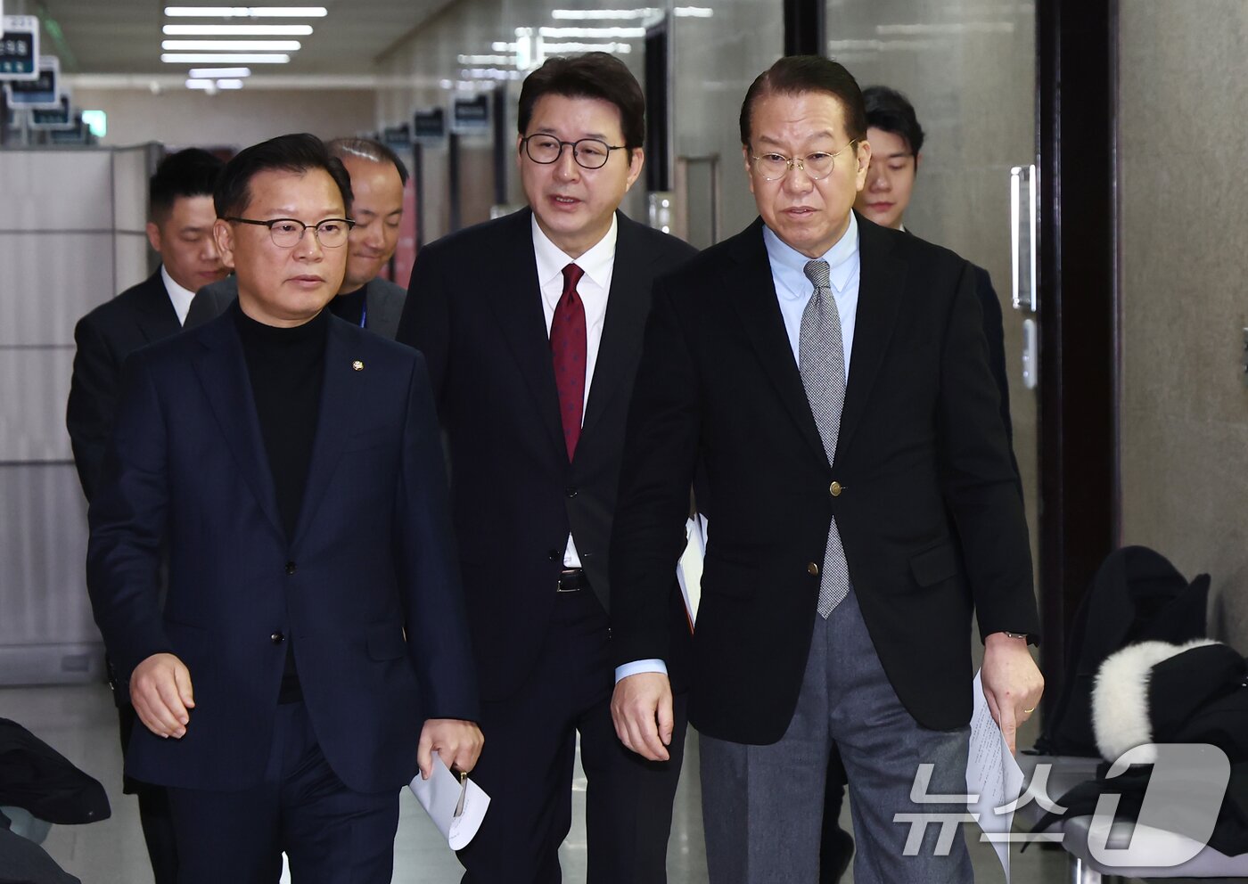 본문 이미지 - 권영세 국민의힘 비상대책위원장이 6일 오전 서울 여의도 국회에서 신년 기자간담회를 하기 위해 이동하고 있다. 2025.2.6/뉴스1 ⓒ News1 김민지 기자
