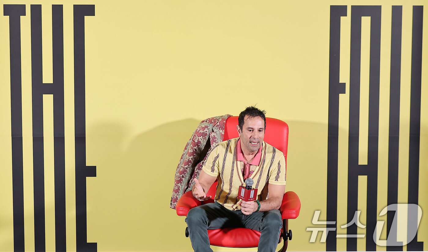 본문 이미지 - 타셈 싱 감독이 6일 서울 용산구 CGV 용산아이파크몰에서 열린 영화 &#39;더 폴: 디렉터스 컷&#39; 기자간담회에서 취재진 질문에 답변하고 있다. 18년 만에 4K 리마스터링 작업을 거쳐 재개봉한 &#39;더 폴: 디렉터스 컷&#39;은 스턴트맨 로이&#40;리 페이스&#41;가 호기심 많은 어린 소녀 알렉산드리아에게 들려주는 모험담을 그린 영화로 관객 9만 명을 돌파하며 흥행몰이 중이다. 2025.2.6/뉴스1 ⓒ News1 김진환 기자