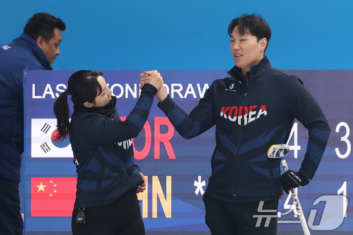 본문 이미지 - 성지훈과 김경애가 6일&#40;현지시간&#41; 중국 헤이룽장성 하얼빈시 핑팡컬링아레나에서 열린 하얼빈 동계아시안게임 컬링 혼성 믹스더블 B조 대한민국과 중국의 경기에서 손을 맞잡고 있다. 2025.2.6/뉴스1 ⓒ News1 이승배 기자