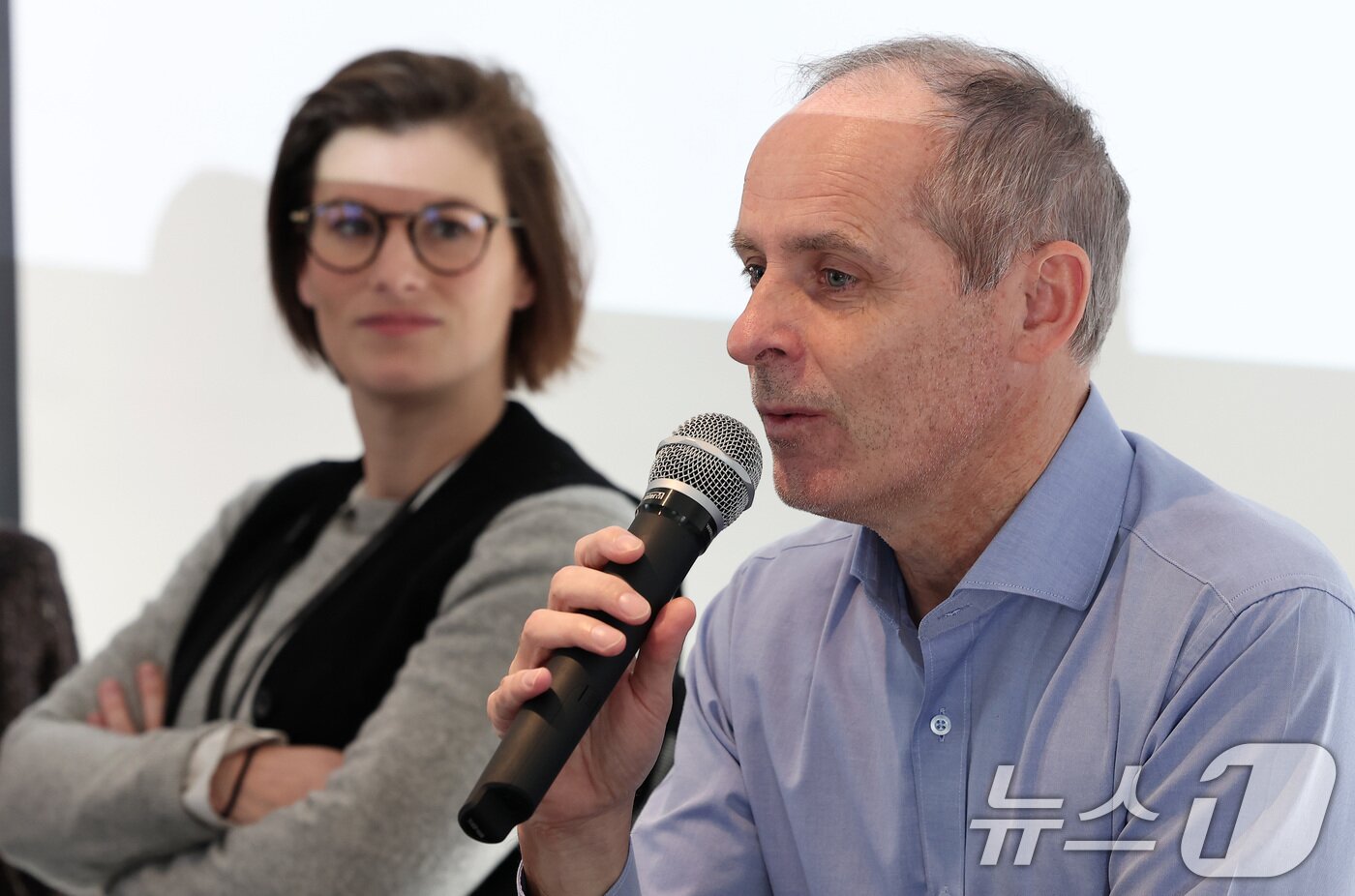 본문 이미지 - 요안 르 탈렉 주한 프랑스 대사관 문정관이 6일 서울 서대문구 주한 프랑스 대사관 김중업관에서 열린 2025년 상반기 국내 프랑스 문화행사 소개 기자회견에서 취재진의 질문에 답하고 있다. 2025.2.6/뉴스1 ⓒ News1 김성진 기자