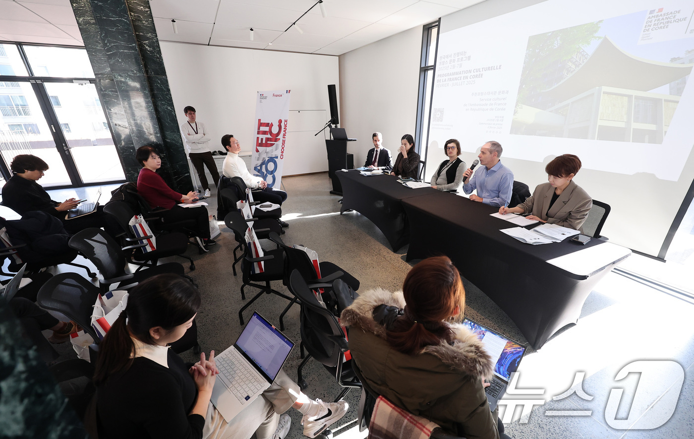 (서울=뉴스1) 김성진 기자 = 요안 르 탈렉 주한 프랑스 대사관 문정관이 6일 서울 서대문구 주한 프랑스 대사관 김중업관에서 열린 2025년 상반기 국내 프랑스 문화행사 소개 기 …