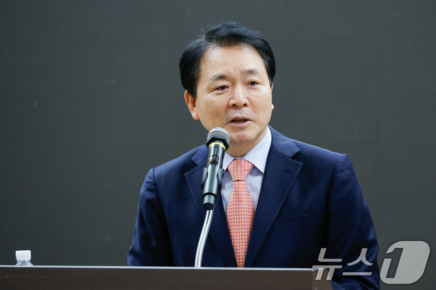 (서울=뉴스1) 안은나 기자 = 성일종 국회 국방위원장이 6일 서울 여의도 국회의원회관에서 열린 '국가대개조를 위한 개헌 토론회'에 참석해 인사말을 하고 있다. 2025.2.6/뉴 …