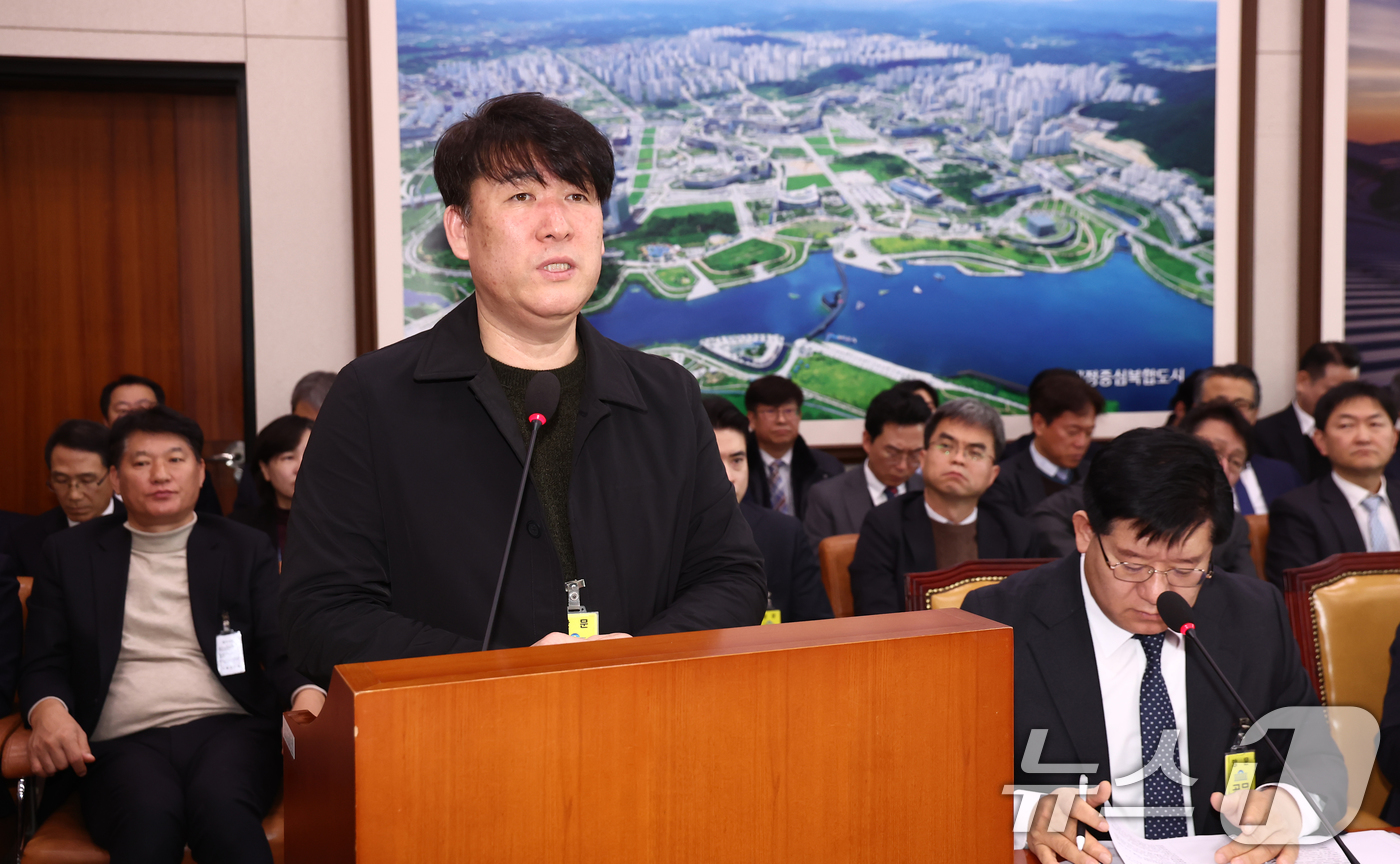 (서울=뉴스1) 김민지 기자 = 박한신 여객기 참사 유가족협의회 대표가 6일 오전 서울 여의도 국회에서 열린 12.29 여객기 참사 진상규명과 피해자 및 유가족 피해구제 특별위원회 …