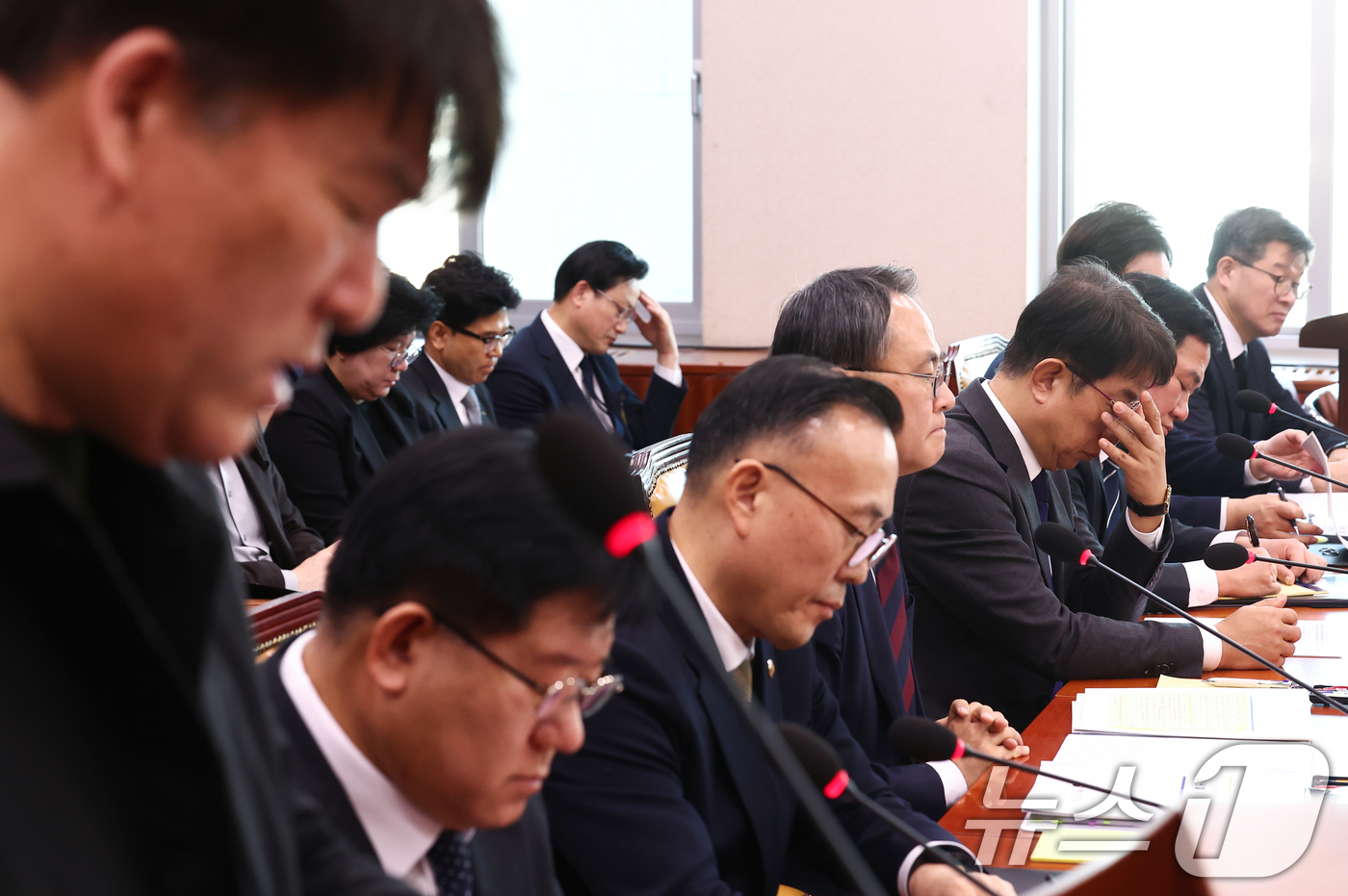 (서울=뉴스1) 김민지 기자 = 박상우 국토교통부 장관(오른쪽)이 6일 오전 서울 여의도 국회에서 열린 12.29 여객기 참사 진상규명과 피해자 및 유가족 피해구제 특별위원회 전체 …