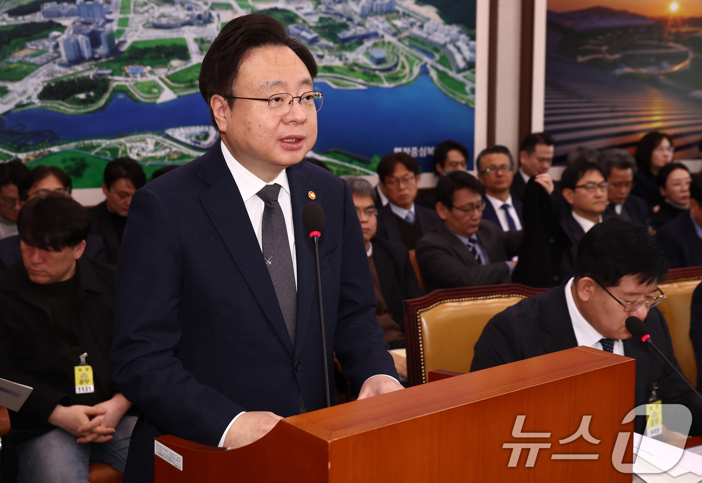 (서울=뉴스1) 김민지 기자 = 조규홍 보건복지부 장관이 6일 오전 서울 여의도 국회에서 열린 12.29 여객기 참사 진상규명과 피해자 및 유가족 피해구제 특별위원회 전체회의에서 …