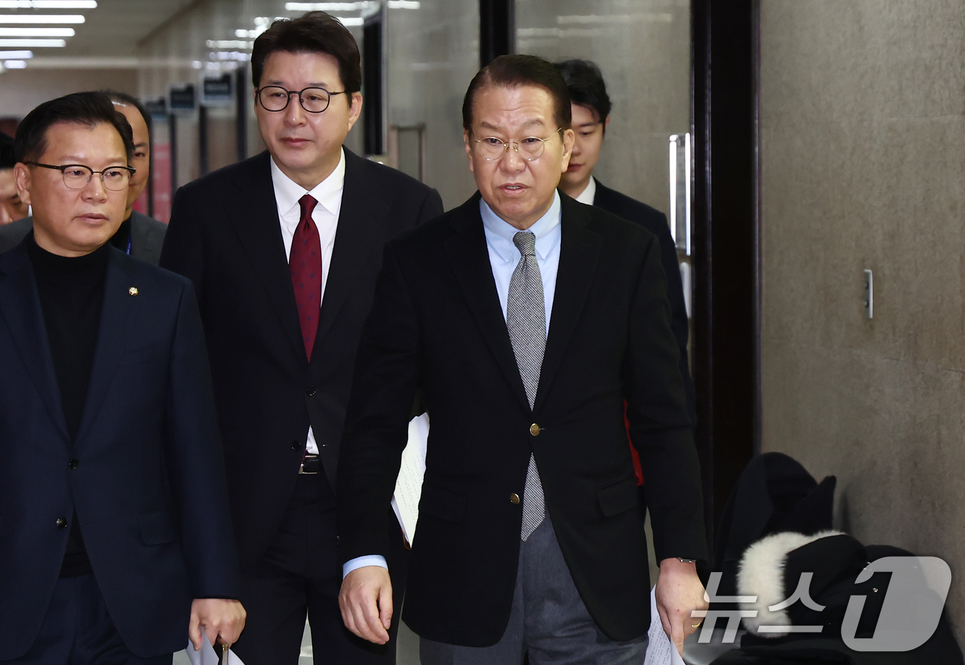 (서울=뉴스1) 김민지 기자 = 권영세 국민의힘 비상대책위원장이 6일 오전 서울 여의도 국회에서 신년 기자간담회를 하기 위해 이동하고 있다. 2025.2.6/뉴스1