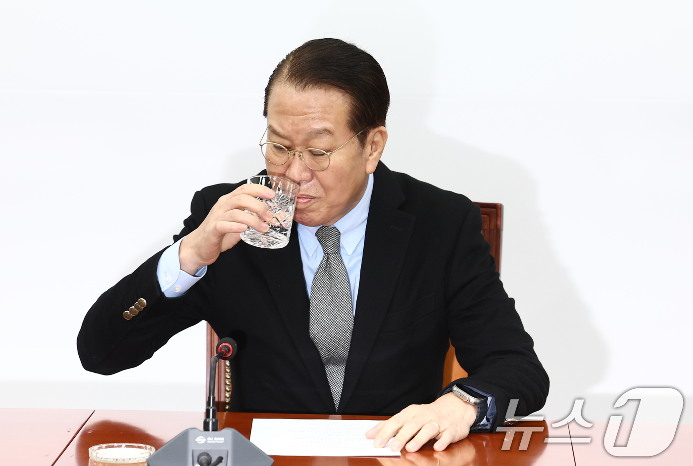(서울=뉴스1) 김민지 기자 = 권영세 국민의힘 비상대책위원장이 6일 오전 서울 여의도 국회에서 신년 기자간담회에 앞서 물을 마시고 있다. 2025.2.6/뉴스1