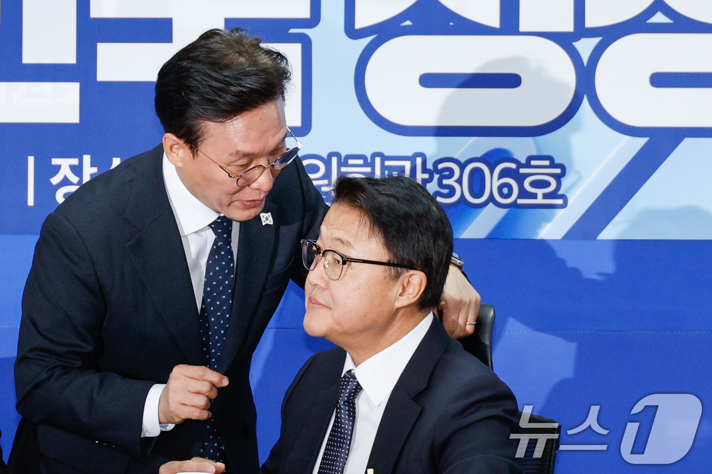 (서울=뉴스1) 안은나 기자 = 김민석 더불어민주당 집권플랜본부 총괄본부장(왼쪽)과 주형철 K먹사니즘본부장이 6일 서울 여의도 국회의원회관에서 열린 집권플랜본부 신년 세미나 '성장 …