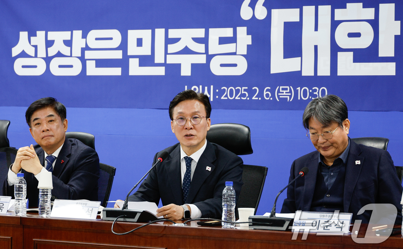 (서울=뉴스1) 안은나 기자 = 김민석 더불어민주당 집권플랜본부 총괄본부장이 6일 서울 여의도 국회의원회관에서 열린 집권플랜본부 신년 세미나 '성장은 민주당 대한민국 성장전략'에 …