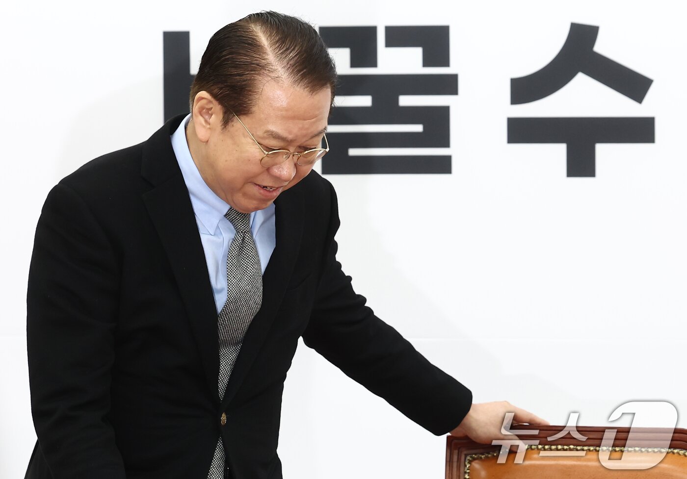 본문 이미지 - 권영세 국민의힘 비상대책위원장이 6일 오전 서울 여의도 국회에서 열린 신년 기자간담회에 입장하고 있다. 2025.2.6/뉴스1 ⓒ News1 김민지 기자