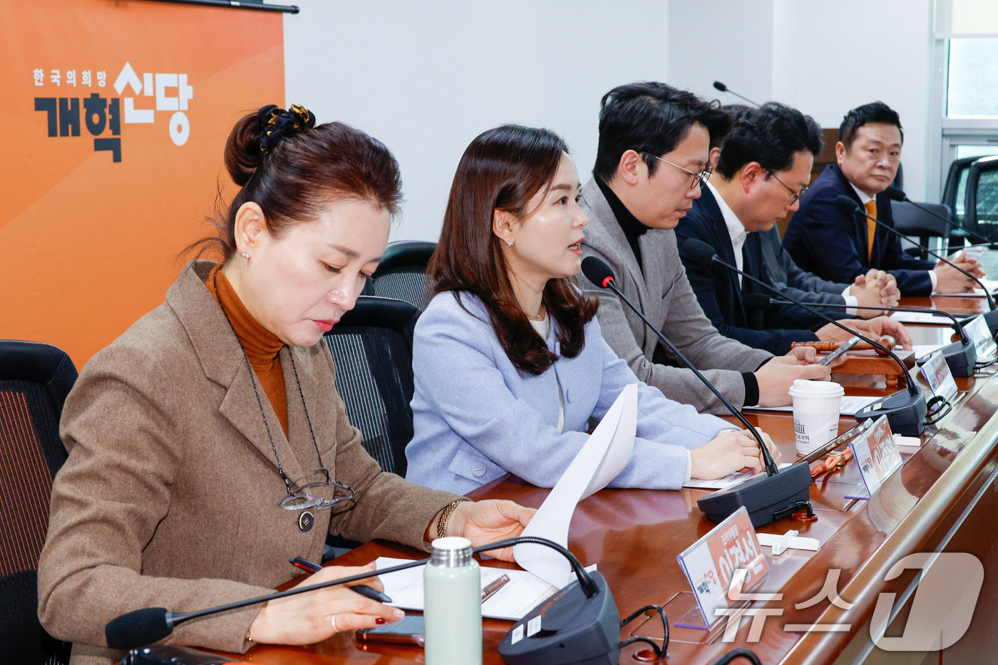 (서울=뉴스1) 안은나 기자 = 이주영 개혁신당 정책위의장이 6일 오전 서울 여의도 국회의원회관에서 열린 최고위원회의에 참석해 발언하고 있다. 왼쪽부터 이경선 조직부총장, 이 정책 …