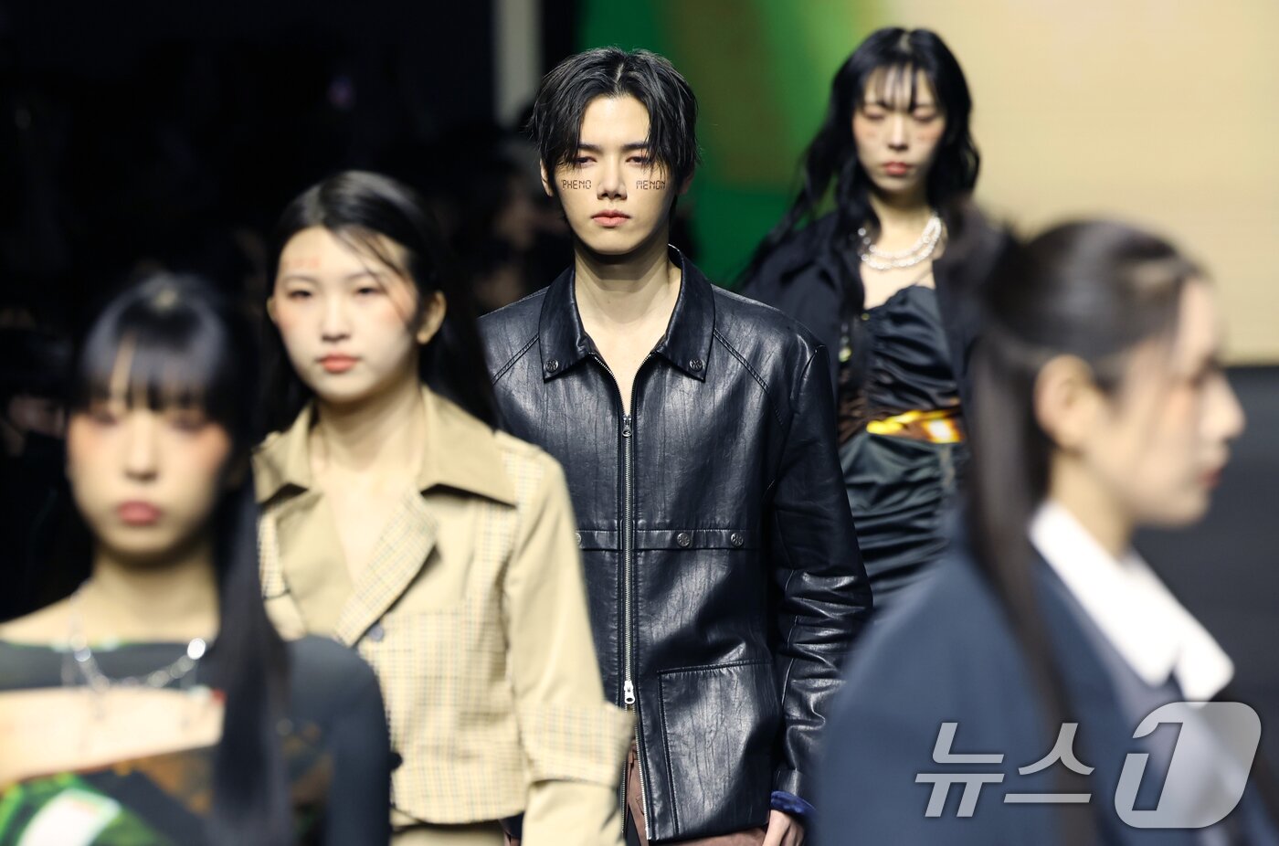 본문 이미지 - 크래비티 민희가 6일 서울 중구 동대문디자인플라자&#40;DDP&#41;에서 열린 ‘2025 F/W서울패션위크’ ‘페노메논시퍼’ 컬렉션 무대에 올라 런웨이를 하고 있다. 2025.2.6/뉴스1 ⓒ News1 권현진 기자
