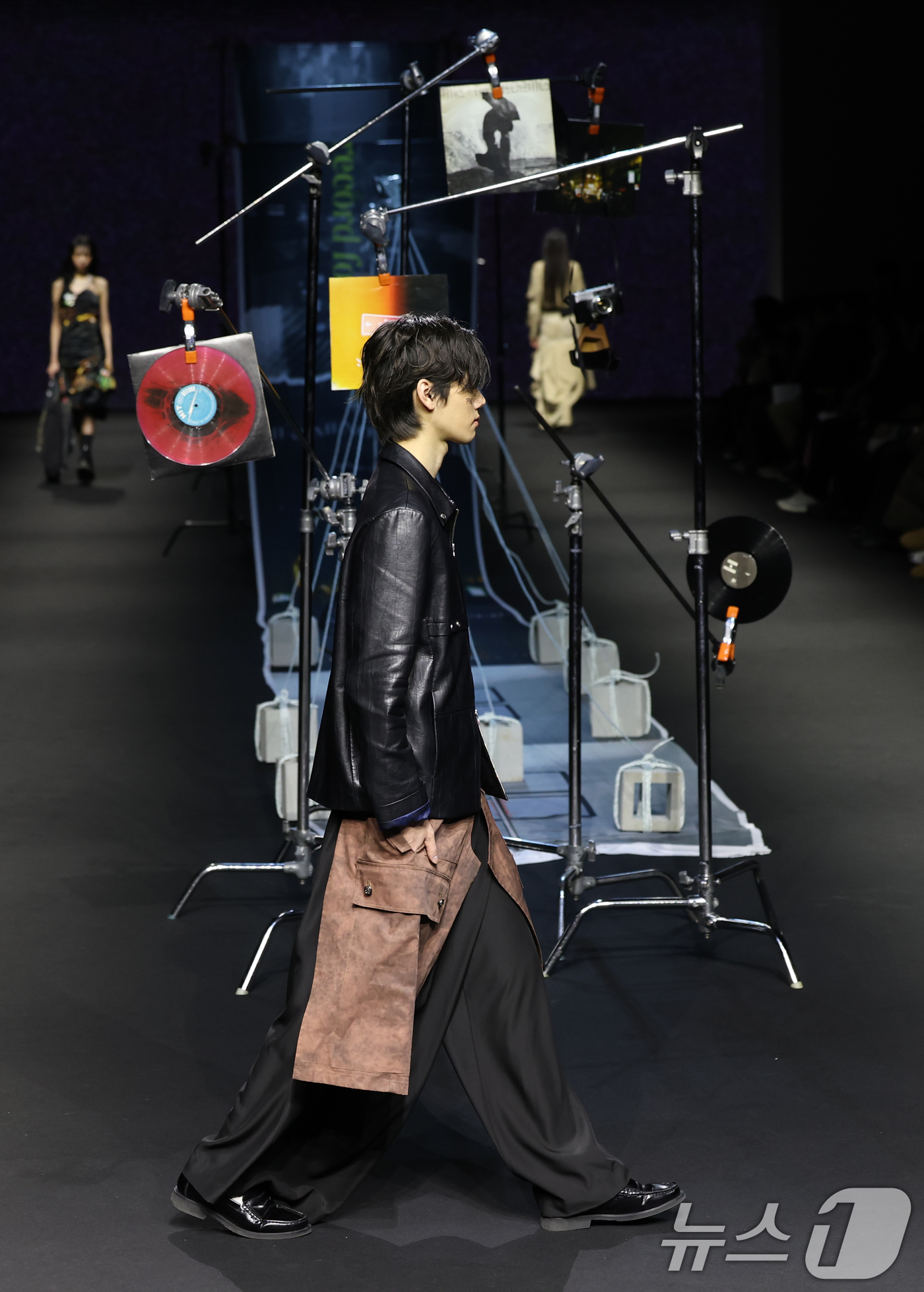 (서울=뉴스1) 권현진 기자 = 크래비티 민희가 6일 서울 중구 동대문디자인플라자(DDP)에서 열린 ‘2025 F/W서울패션위크’ ‘페노메논시퍼’ 컬렉션 무대에 올라 런웨이를 하고 …