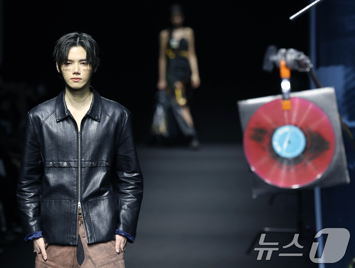 (서울=뉴스1) 권현진 기자 = 크래비티 민희가 6일 서울 중구 동대문디자인플라자(DDP)에서 열린 ‘2025 F/W서울패션위크’ ‘페노메논시퍼’ 컬렉션 무대에 올라 런웨이를 하고 …