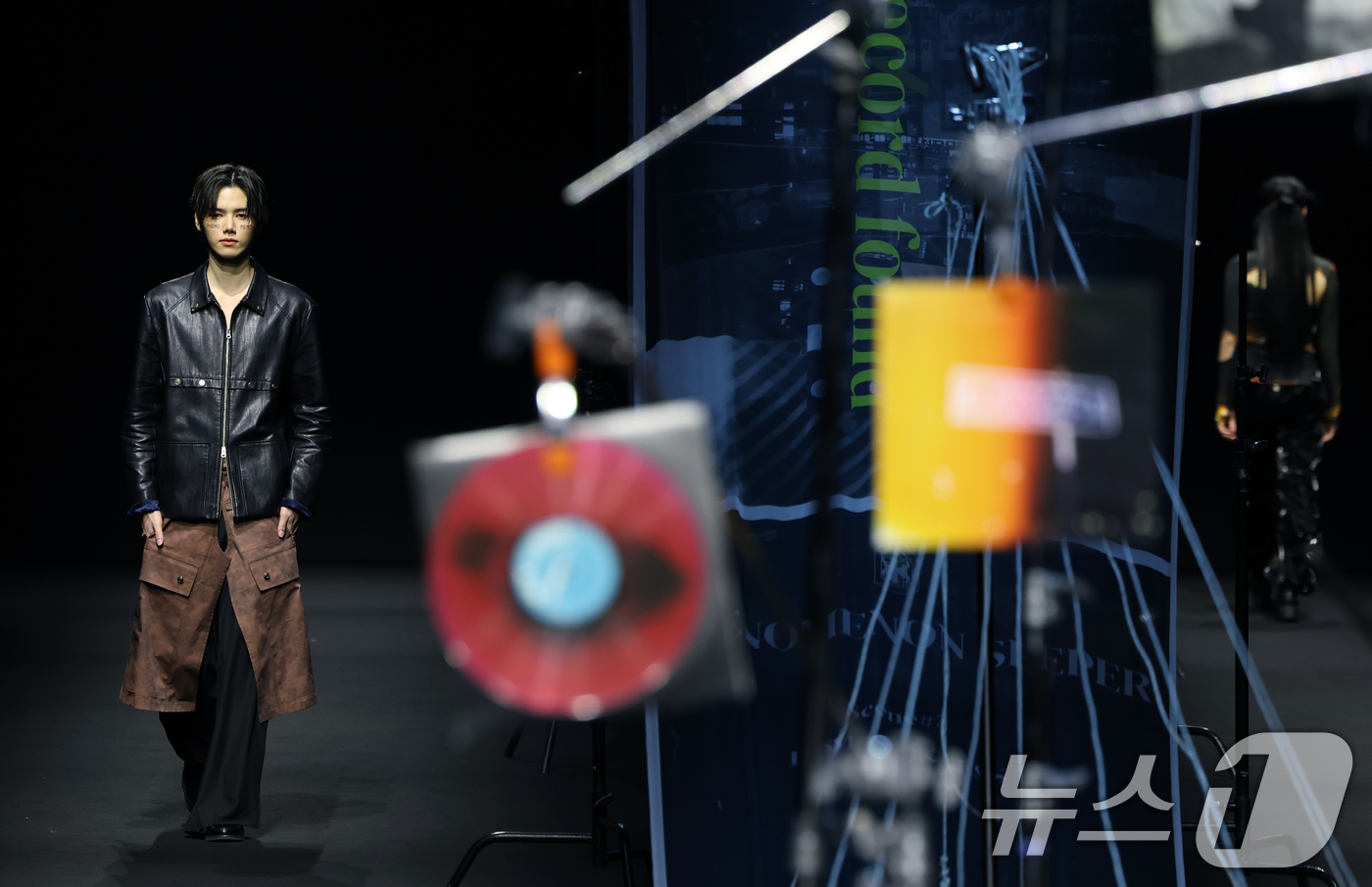 (서울=뉴스1) 권현진 기자 = 크래비티 민희가 6일 서울 중구 동대문디자인플라자(DDP)에서 열린 ‘2025 F/W서울패션위크’ ‘페노메논시퍼’ 컬렉션 무대에 올라 런웨이를 하고 …