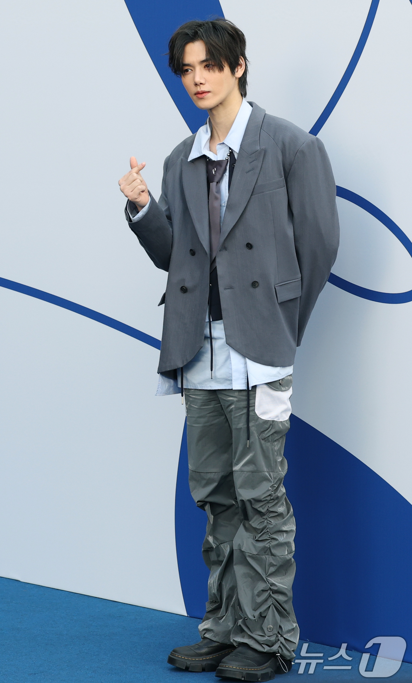 (서울=뉴스1) 권현진 기자 = 크래비티 민희가 6일 서울 중구 동대문디자인플라자(DDP)에서 열린 ‘2025 F/W서울패션위크’ ‘페노메논시퍼’ 컬렉션에 참석해 포즈를 취하고 있 …