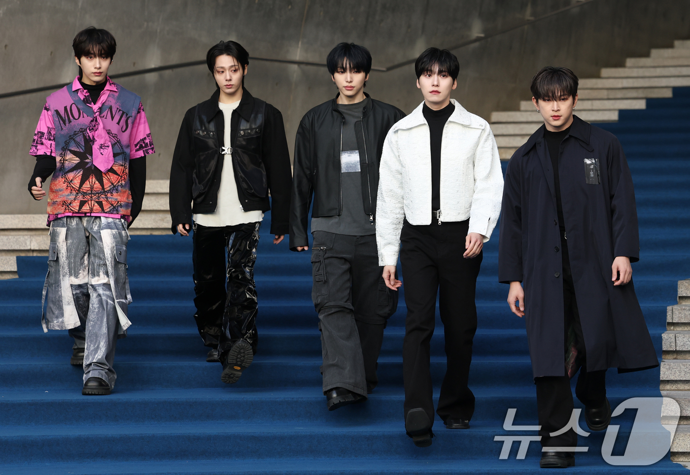 (서울=뉴스1) 권현진 기자 = 원어스 시온(왼쪽부터)과 서호, 환웅, 건희, 이도가 6일 서울 중구 동대문디자인플라자(DDP)에서 열린 ‘2025 F/W서울패션위크’ ‘페노메논시 …