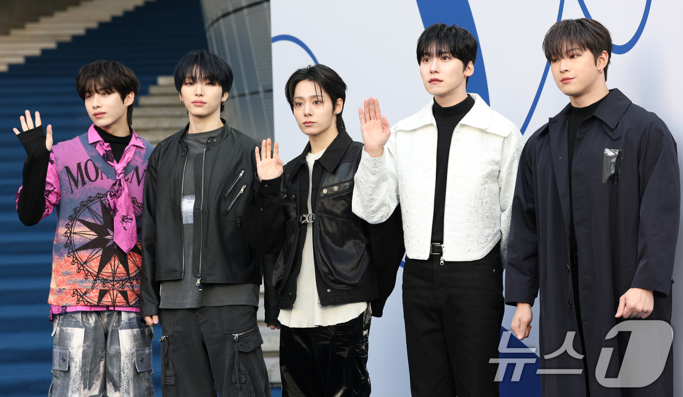(서울=뉴스1) 권현진 기자 = 원어스 시온(왼쪽부터)과 서호, 환웅, 건희, 이도가 6일 서울 중구 동대문디자인플라자(DDP)에서 열린 ‘2025 F/W서울패션위크’ ‘페노메논시 …