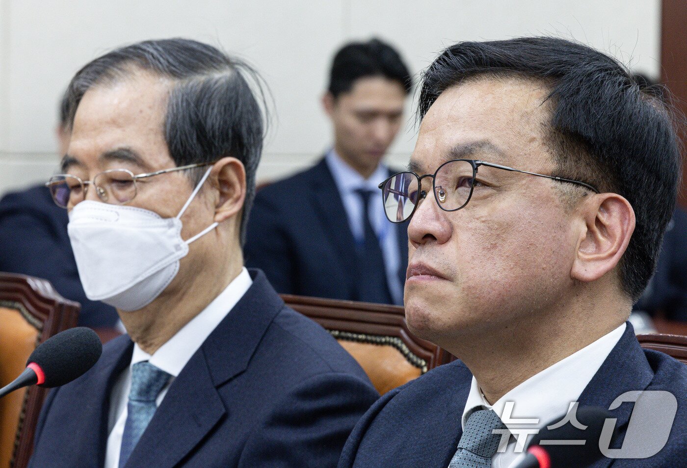 본문 이미지 - 최상목 대통령 권한대행 부총리 겸 기획재정부 장관&#40;오른쪽&#41;과 한덕수 국무총리가 6일 오전 서울 여의도 국회에서 열린 윤석열 정부의 비상계엄 선포를 통한 내란 혐의 진상규명 국정조사특별위원회 제3차 청문회에 출석해 있다. 2025.2.6/뉴스1 ⓒ News1 이재명 기자