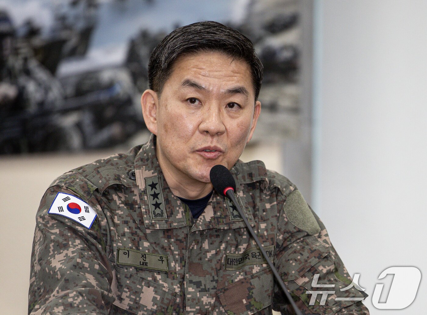 본문 이미지 - 이진우 전 수도방위사령부 사령관이 6일 오전 서울 여의도 국회에서 열린 윤석열 정부의 비상계엄 선포를 통한 내란 혐의 진상규명 국정조사특별위원회 제3차 청문회에서 의원 질의에 답변하고 있다. 2025.2.6/뉴스1 ⓒ News1 이재명 기자