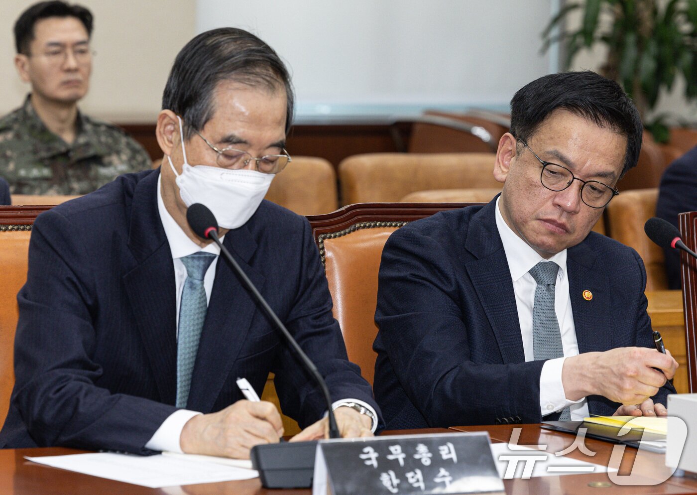 본문 이미지 - 최상목 대통령 권한대행 부총리 겸 기획재정부 장관이 6일 오전 서울 여의도 국회에서 열린 윤석열 정부의 비상계엄 선포를 통한 내란 혐의 진상규명 국정조사특별위원회 제3차 청문회에서 의원 질의에 답변하고 있다. 2025.2.6/뉴스1 ⓒ News1 이재명 기자