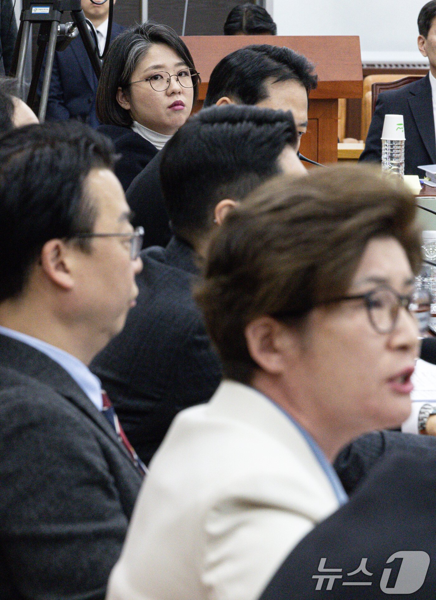 본문 이미지 - 용혜인 기본소득당 의원이 6일 오전 서울 여의도 국회에서 열린 윤석열 정부의 비상계엄 선포를 통한 내란 혐의 진상규명 국정조사특별위원회 제3차 청문회에서 강선영 국민의힘 의원과 설전을 벌인 후 바라보고 있다. 2025.2.6/뉴스1 ⓒ News1 이재명 기자