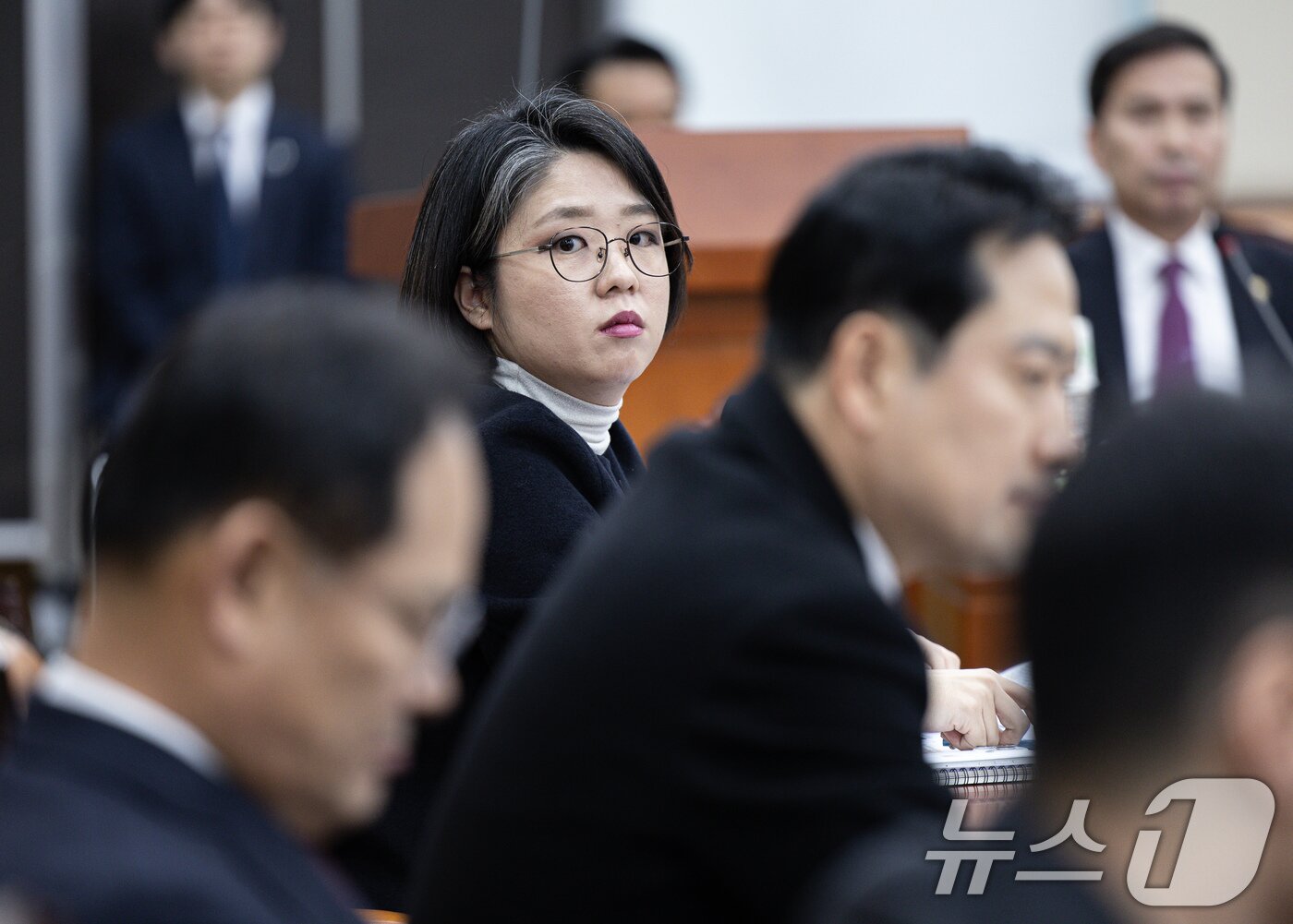 본문 이미지 - 용혜인 기본소득당 의원이 6일 오전 서울 여의도 국회에서 열린 윤석열 정부의 비상계엄 선포를 통한 내란 혐의 진상규명 국정조사특별위원회 제3차 청문회에서 강선영 국민의힘 의원과 설전을 벌인 후 바라보고 있다. 2025.2.6/뉴스1 ⓒ News1 이재명 기자