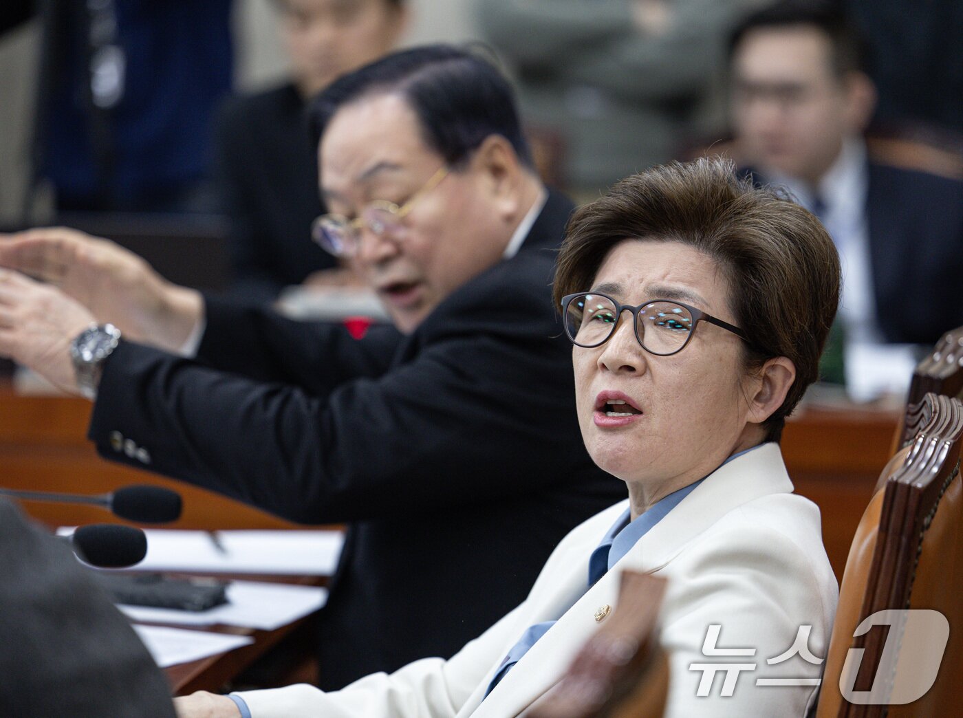 본문 이미지 - 강선영 국민의힘 의원이 6일 오전 서울 여의도 국회에서 열린 윤석열 정부의 비상계엄 선포를 통한 내란 혐의 진상규명 국정조사특별위원회 제3차 청문회에서 용혜인 기본소득당 의원의 발언을 두고 설전을 벌이고 있다. 2025.2.6/뉴스1 ⓒ News1 이재명 기자