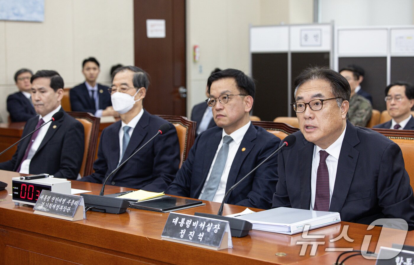 본문 이미지 - 정진석 대통령비서실장이 6일 오전 서울 여의도 국회에서 열린 윤석열 정부의 비상계엄 선포를 통한 내란 혐의 진상규명 국정조사특별위원회 제3차 청문회에서 의원 질의에 답변하고 있다. 2025.2.6/뉴스1 ⓒ News1 이재명 기자