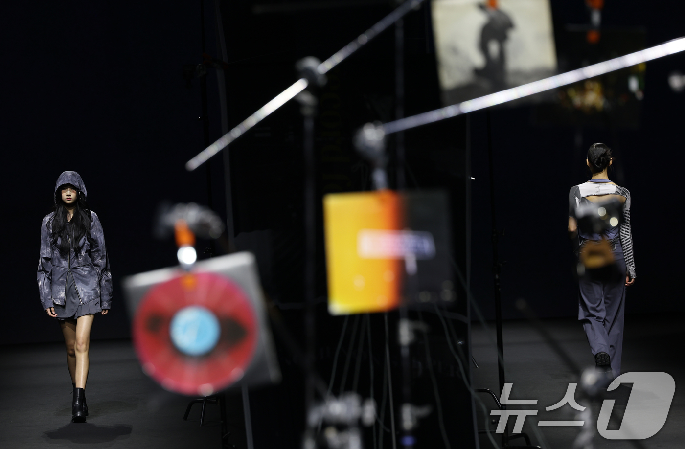 (서울=뉴스1) 권현진 기자 = 6일 서울 중구 동대문디자인플라자(DDP)에서 열린 ‘2025 F/W서울패션위크’ ‘페노메논시퍼’ 컬렉션에서 모델들이 런웨이를 하고 있다. 2025 …