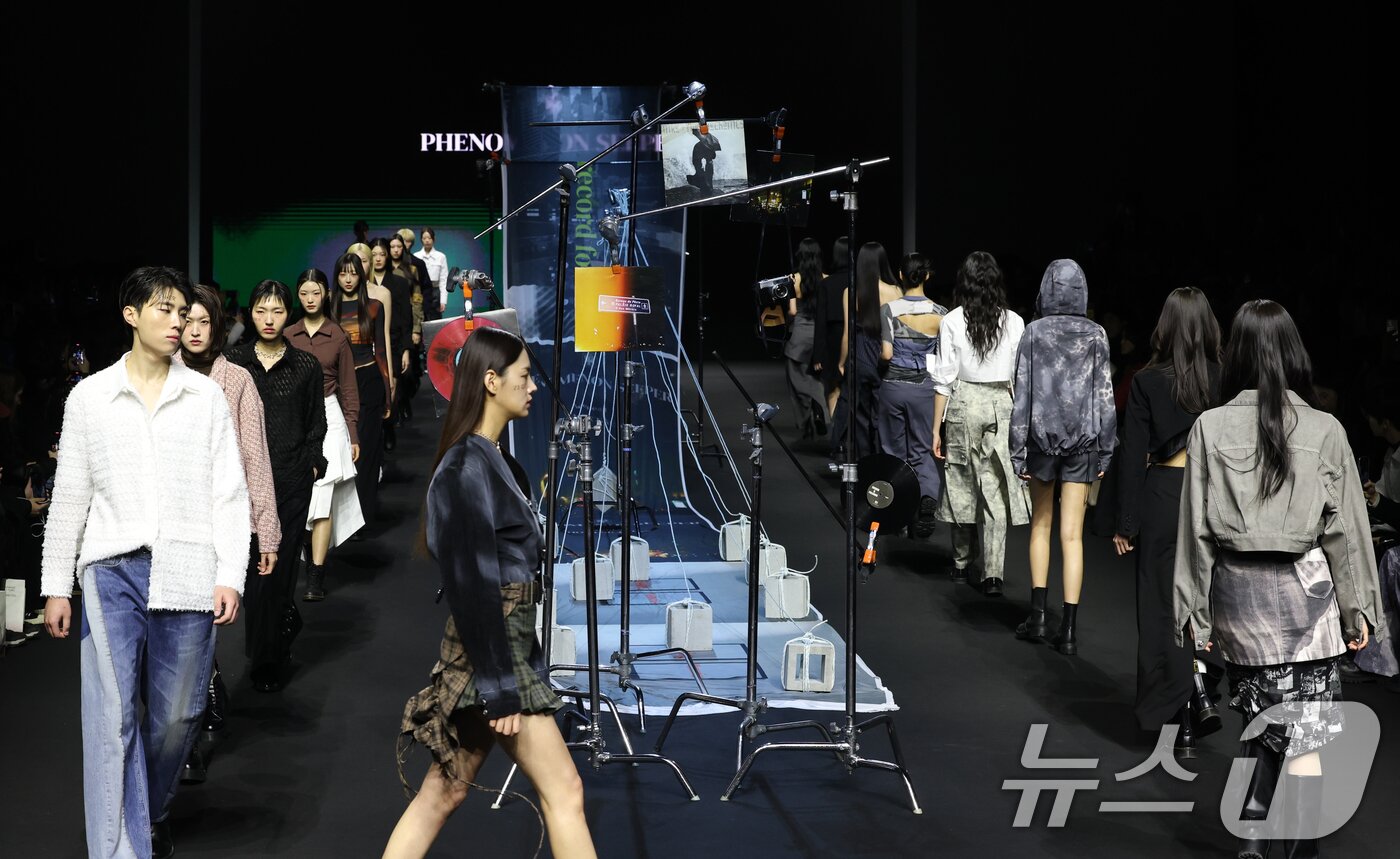 본문 이미지 - 6일 서울 중구 동대문디자인플라자&#40;DDP&#41;에서 열린 ‘2025 F/W서울패션위크’ ‘페노메논시퍼’ 컬렉션에서 모델들이 피날레를 하고 있다. 2025.2.6/뉴스1 ⓒ News1 권현진 기자