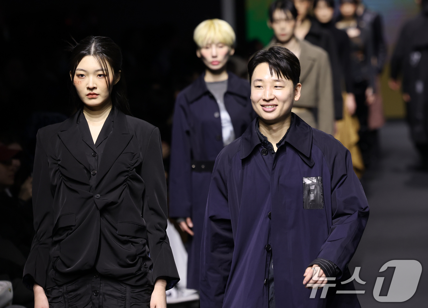 (서울=뉴스1) 권현진 기자 = 장세훈 디자이너(오른쪽)가 6일 서울 중구 동대문디자인플라자(DDP)에서 열린 ‘2025 F/W서울패션위크’ ‘페노메논시퍼’ 컬렉션에서 인사를 하고 …