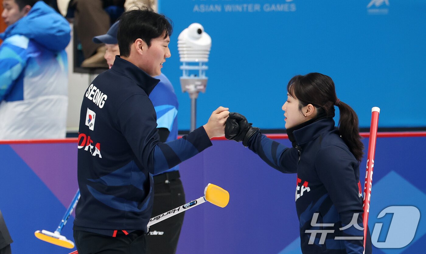 본문 이미지 - 6일(현지시간) 중국 헤이룽장성 하얼빈시 핑팡컬링아레나에서 열린 하얼빈 동계아시안게임 컬링 혼성 믹스더블 B조 대한민국과 중국의 경기에서 성지훈과 김경애가 주먹을 맞대고 있다. 2025.2.6/뉴스1 ⓒ News1 이승배 기자