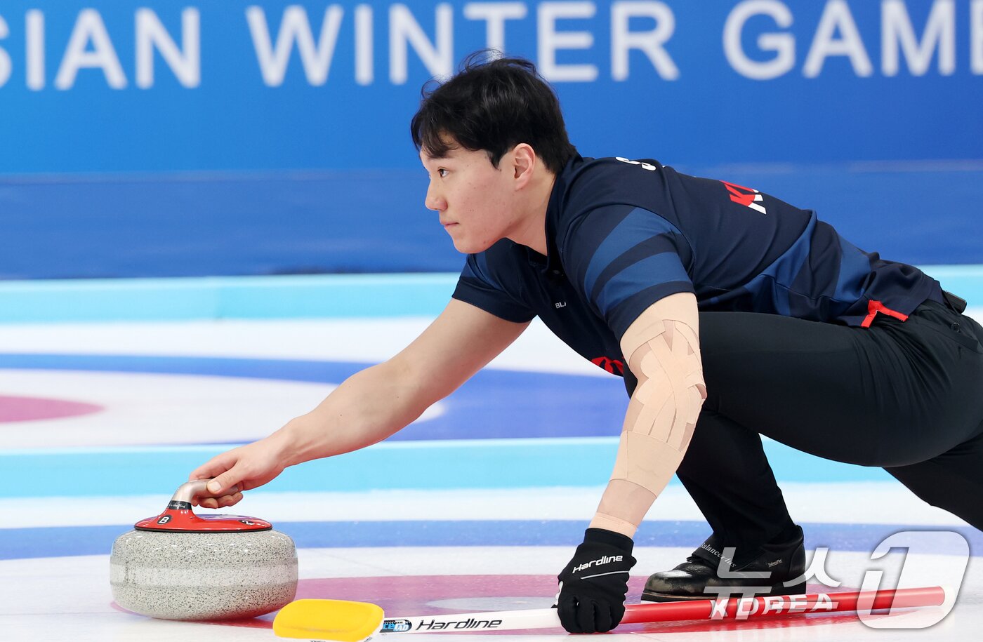 본문 이미지 - 지난 6일(현지시간) 중국 헤이룽장성 하얼빈시 핑팡컬링아레나에서 열린 하얼빈 동계아시안게임 컬링 혼성 믹스더블 B조 대한민국과 중국의 경기에서 성지훈이 투구하고 있다. 2025.2.6/뉴스1 ⓒ News1 이승배 기자