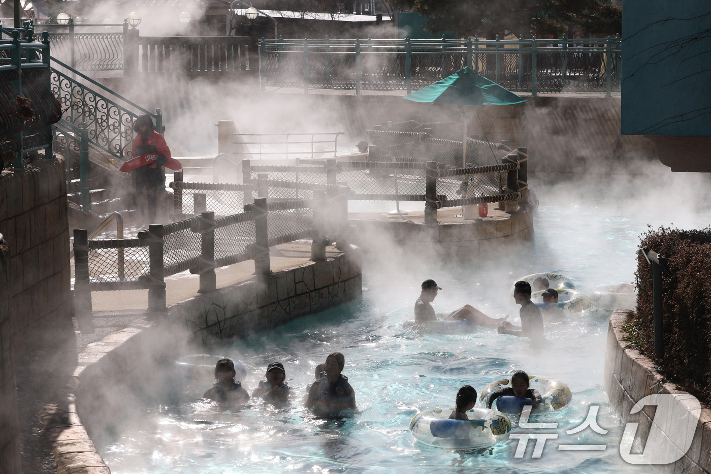(용인=뉴스1) 김영운 기자 = 매서운 한파가 이어지고 있는 6일 오후 경기 용인시 처인구 캐리비안 베이를 찾은 시민들이 따듯한 유수풀에서 몸을 녹이며 즐거운 시간을 보내고 있다. …