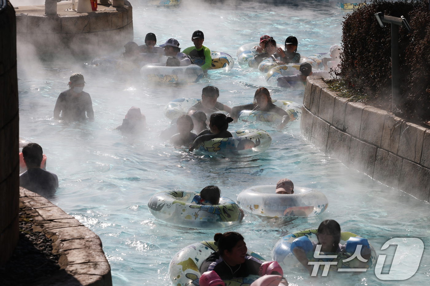 (용인=뉴스1) 김영운 기자 = 매서운 한파가 이어지고 있는 6일 오후 경기 용인시 처인구 캐리비안 베이를 찾은 시민들이 따듯한 유수풀에서 몸을 녹이며 즐거운 시간을 보내고 있다. …