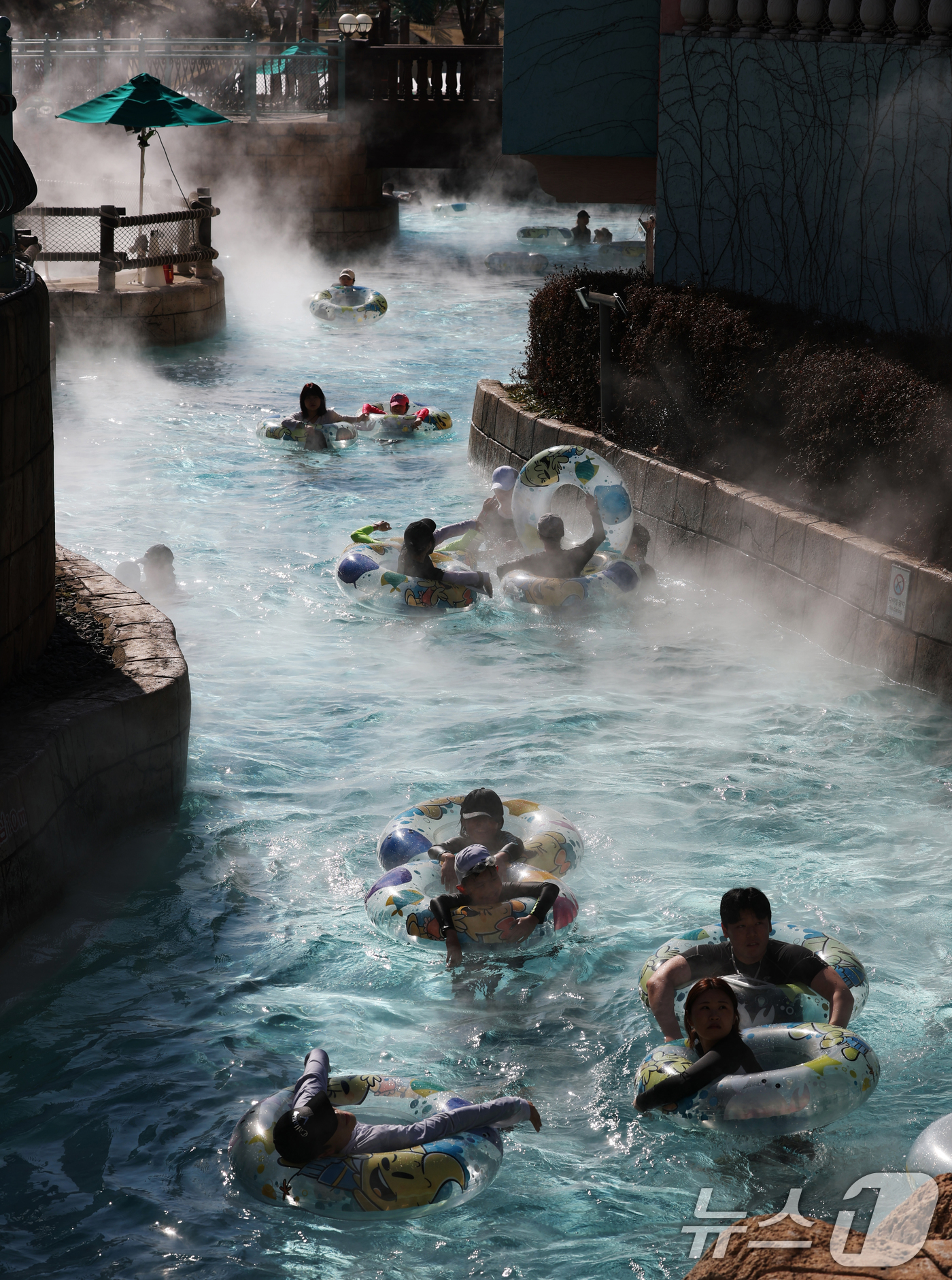 (용인=뉴스1) 김영운 기자 = 매서운 한파가 이어지고 있는 6일 오후 경기 용인시 처인구 캐리비안 베이를 찾은 시민들이 따듯한 유수풀에서 몸을 녹이며 즐거운 시간을 보내고 있다. …