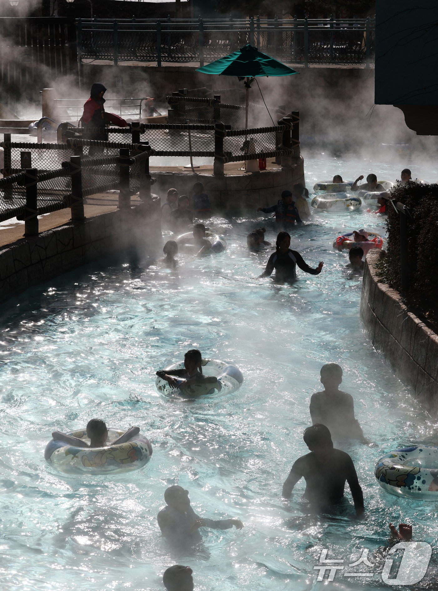 (용인=뉴스1) 김영운 기자 = 매서운 한파가 이어지고 있는 6일 오후 경기 용인시 처인구 캐리비안 베이를 찾은 시민들이 따듯한 유수풀에서 몸을 녹이며 즐거운 시간을 보내고 있다. …
