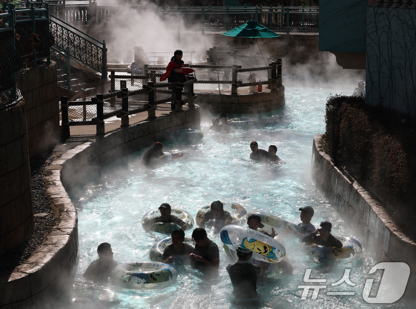 (용인=뉴스1) 김영운 기자 = 매서운 한파가 이어지고 있는 6일 오후 경기 용인시 처인구 캐리비안 베이를 찾은 시민들이 따듯한 유수풀에서 몸을 녹이며 즐거운 시간을 보내고 있다. …