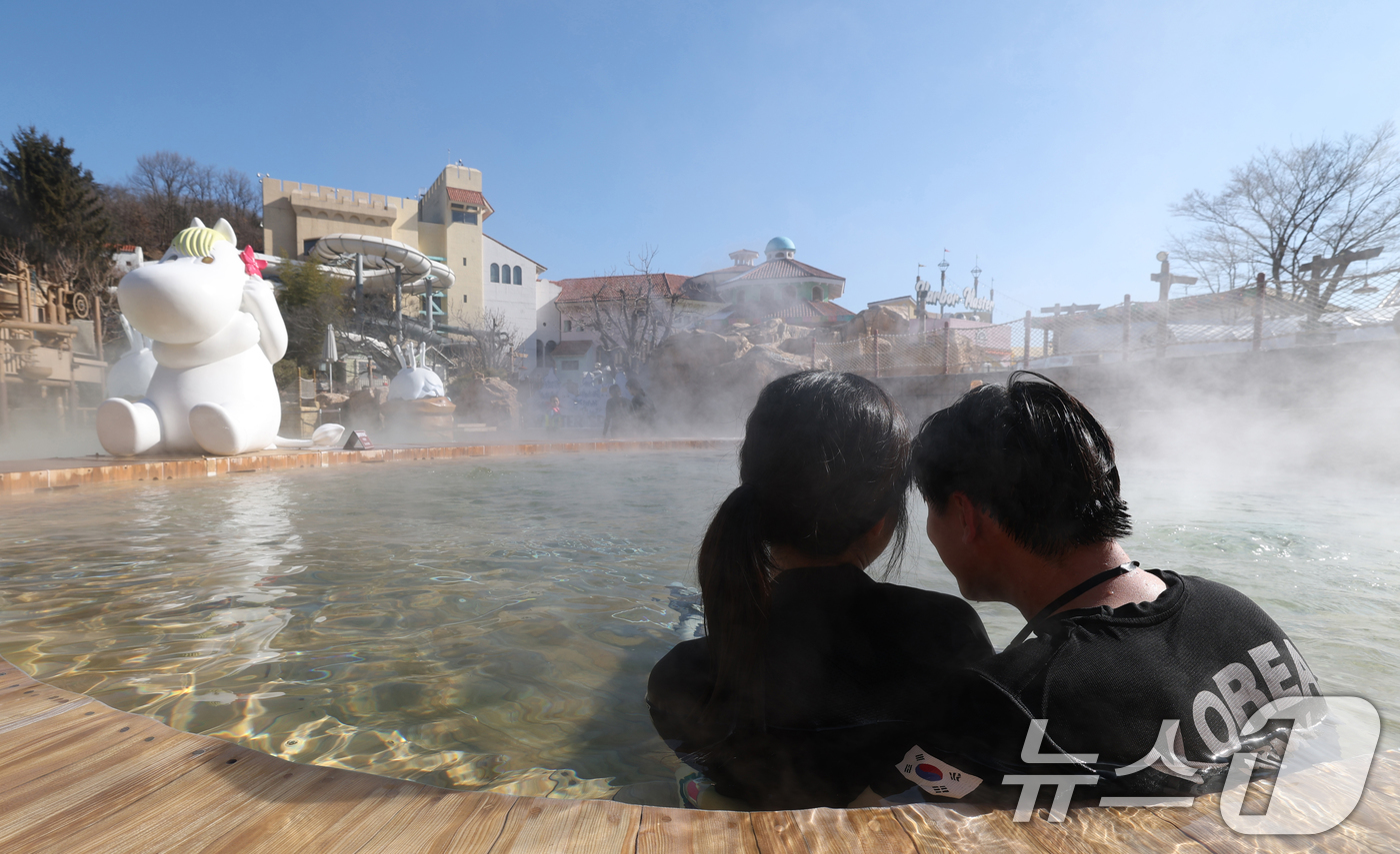 (용인=뉴스1) 김영운 기자 = 매서운 한파가 이어지고 있는 6일 오후 경기 용인시 처인구 캐리비안 베이를 찾은 시민들이 따듯한 야외 어드벤처 스파에서 몸을 녹이며 즐거운 시간을 …