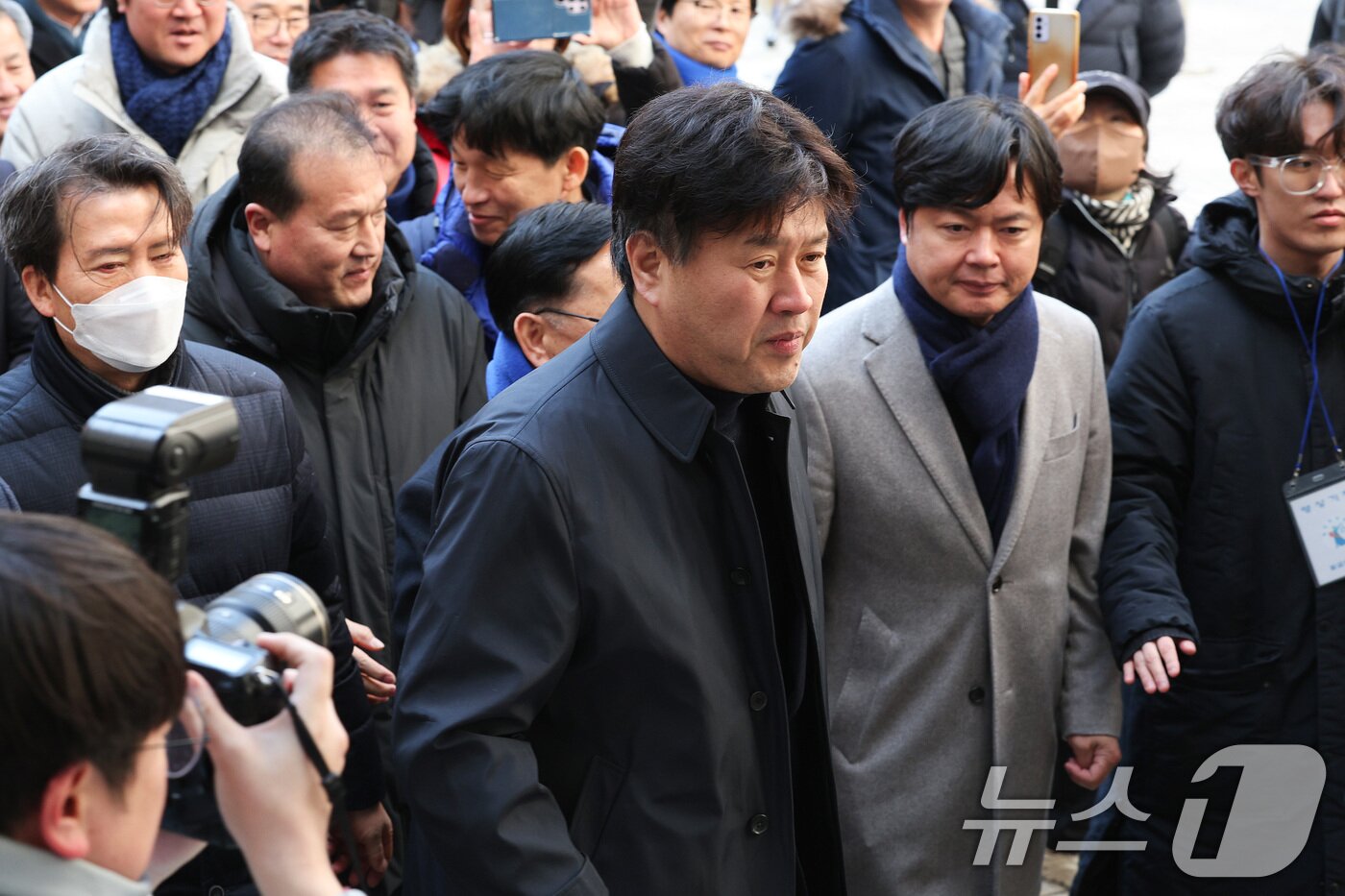 본문 이미지 - 이재명 더불어민주당 대표의 경선 자금 불법 수수 의혹으로 재판에 넘겨진 김용 전 민주연구원 부원장이 6일 오후 서울 서초구 서울고등법원에서 열린 항소심 선고 공판에 출석하고 있다. 2025.2.6/뉴스1 ⓒ News1 신웅수 기자