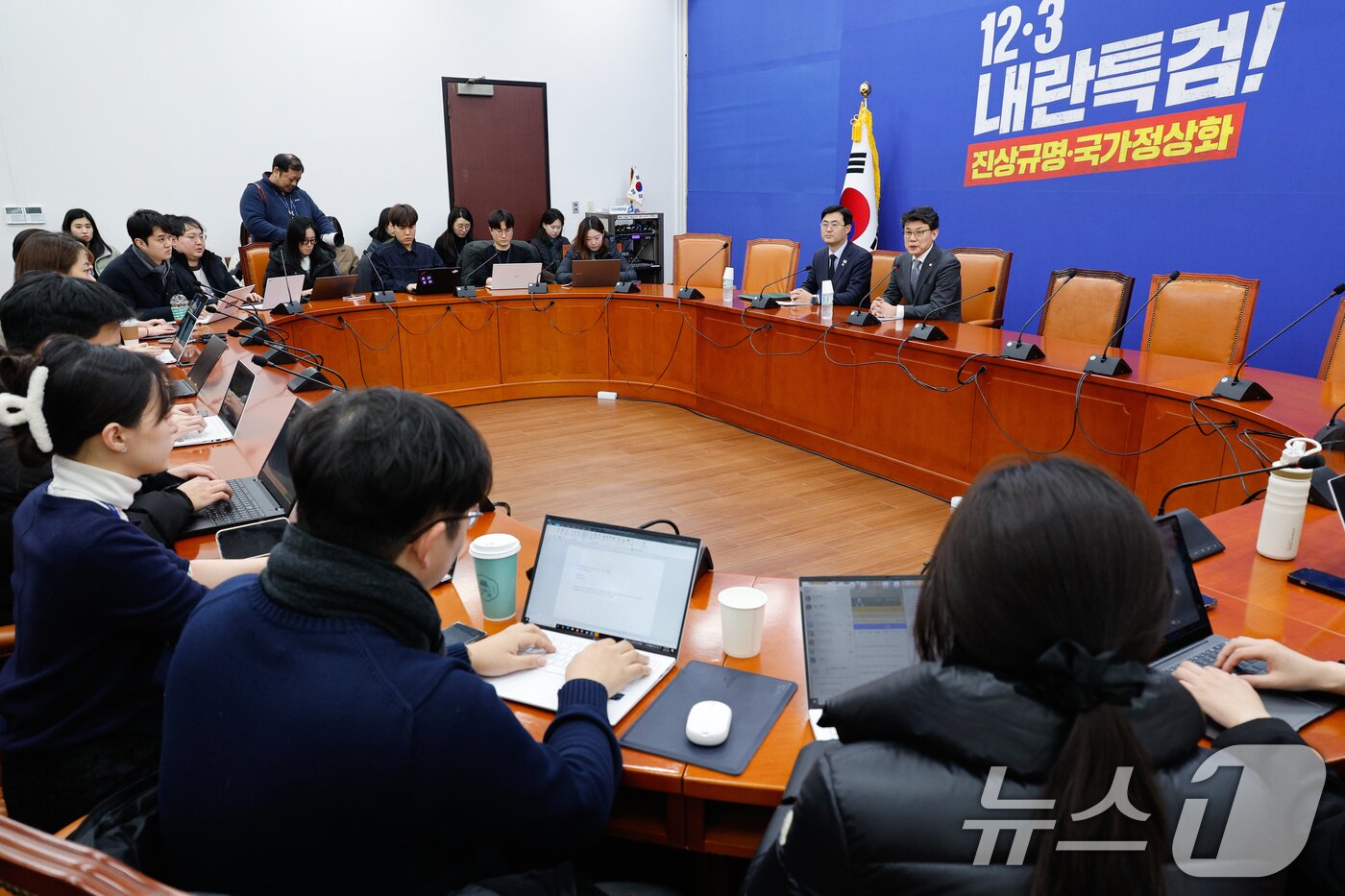 본문 이미지 - 진성준 더불어민주당 정책위의장이 6일 서울 여의도 국회에서 열린 정책 현안 간담회에서 모두 발언하고 있다. 왼쪽은 이정문 수석부의장. 2025.2.6/뉴스1 ⓒ News1 안은나 기자