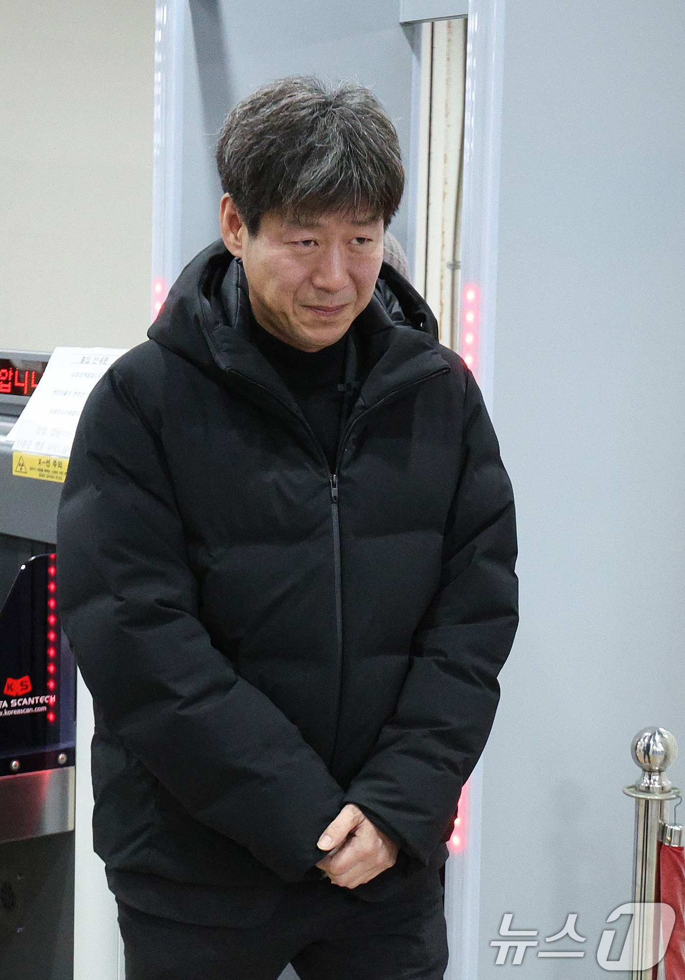 (서울=뉴스1) 신웅수 기자 = 남욱 변호사가 6일 오후 6일 오후 서울 서초구 서울고등법원에서 열린 '대장동 개발 뇌물 혐의' 항소심 선고 공판을 마친 후 법정을 나서고 있다. …