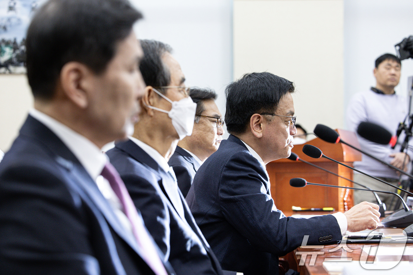 (서울=뉴스1) 이재명 기자 = 최상목 대통령 권한대행 부총리 겸 기획재정부 장관이 6일 오전 서울 여의도 국회에서 열린 윤석열 정부의 비상계엄 선포를 통한 내란 혐의 진상규명 국 …