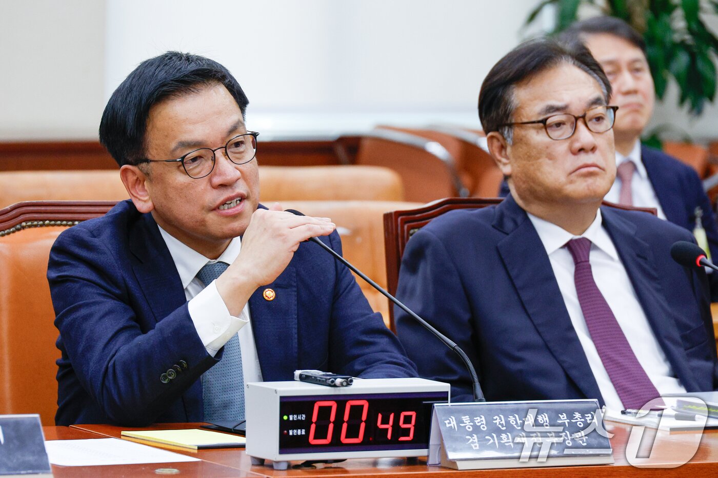 본문 이미지 - 최상목 대통령 권한대행 부총리 겸 기획재정부 장관이 6일 서울 여의도 국회에서 열린 윤석열 정부의 비상계엄 선포를 통한 내란 혐의 진상규명 국정조사특별위원회 3차 청문회에서 의원 질의에 답하고 있다.  2025.2.6/뉴스1 ⓒ News1 안은나 기자