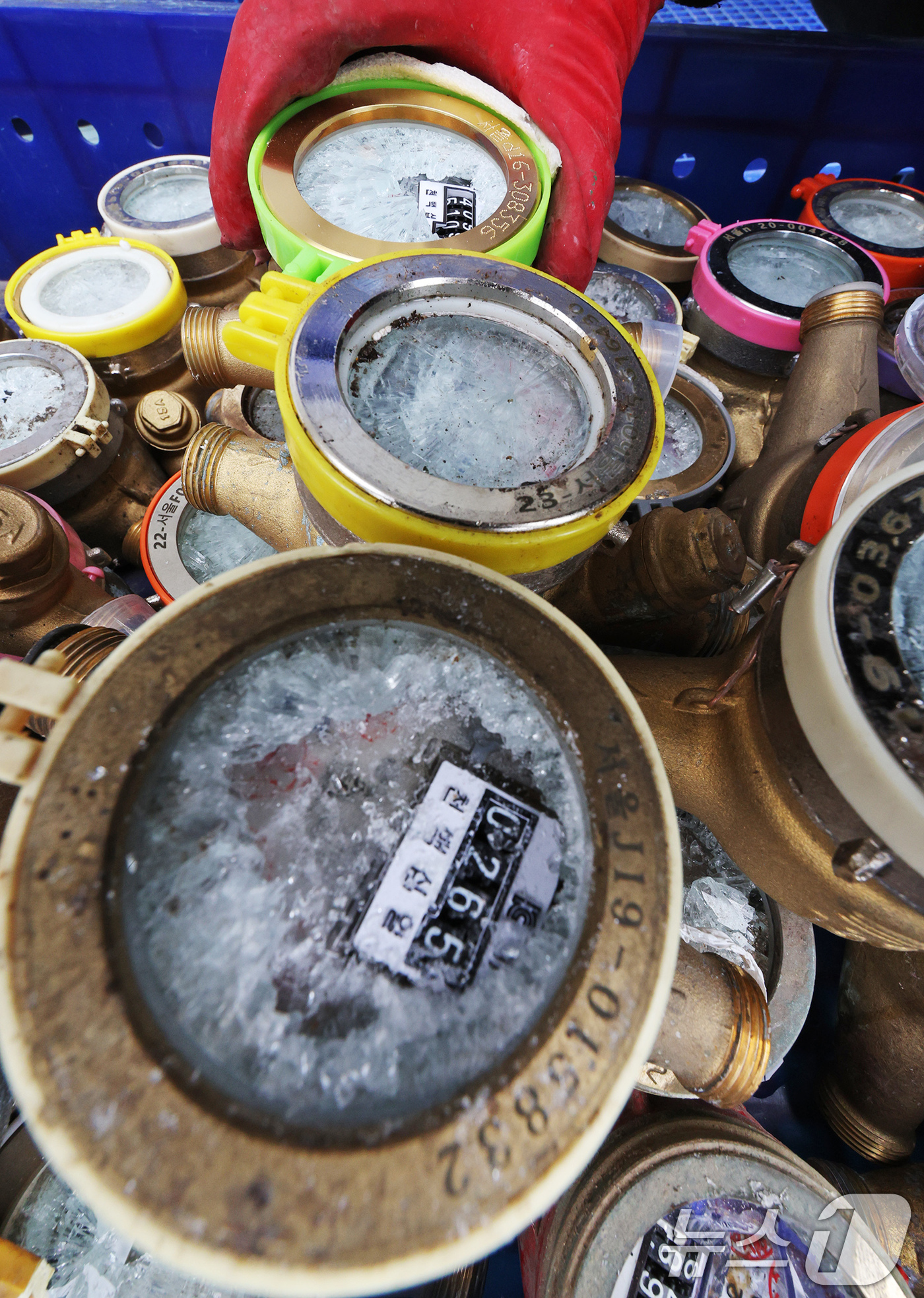 (서울=뉴스1) 장수영 기자 = 강추위가 이어진 6일 오후 서울 서대문구 서부수도사업소에서 직원이 동파된 계량기를 정리하고 있다.서울시는 이어지는 한파에 대응해 오는 8일까지 '동 …